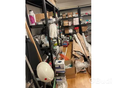 Diverse byggmaterial och lampor