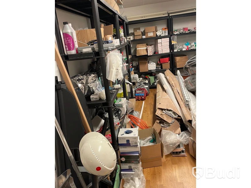 Diverse byggmaterial och lampor