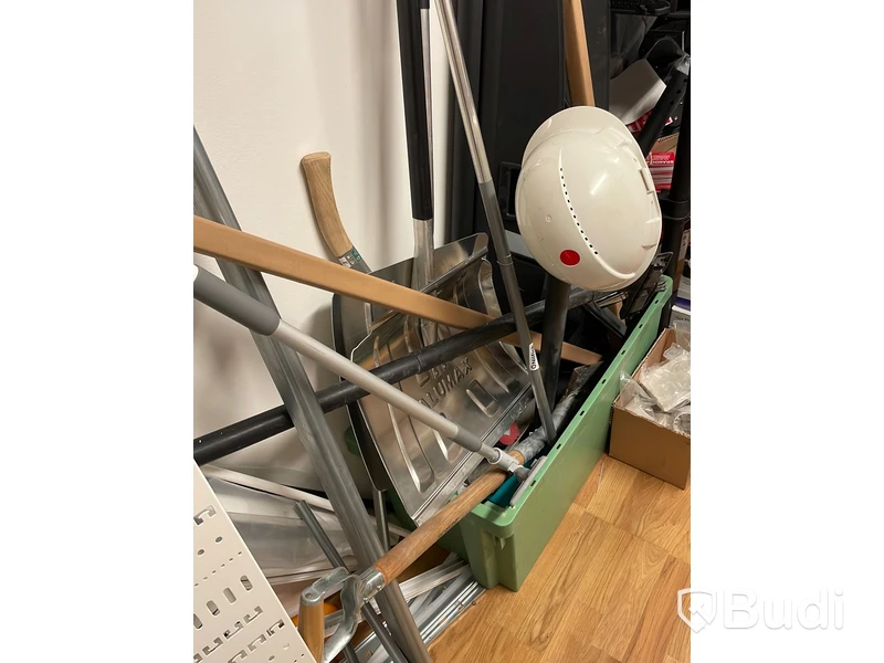 Diverse byggmaterial och lampor