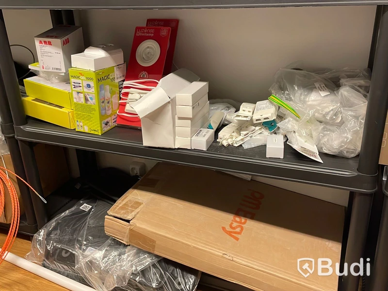 Diverse byggmaterial och lampor