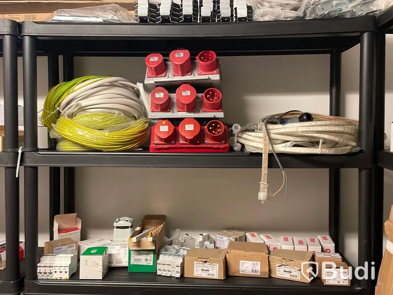 Diverse byggmaterial och lampor