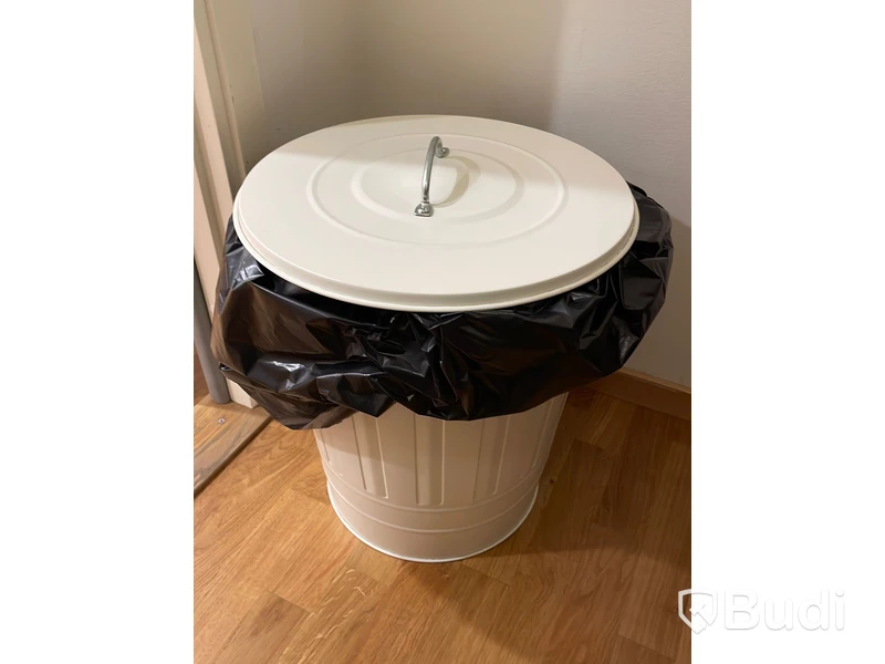 Köksinventarier, Bord, 2 st microvågsugnar, soptunna