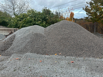 Hög med makadam/grus 