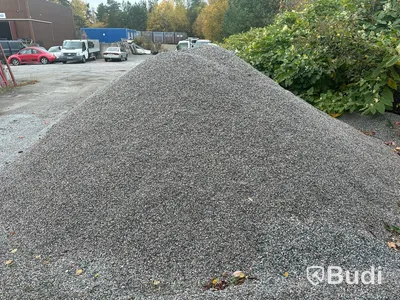 Hög med makadam/grus