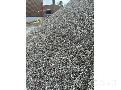 Hög med makadam/grus