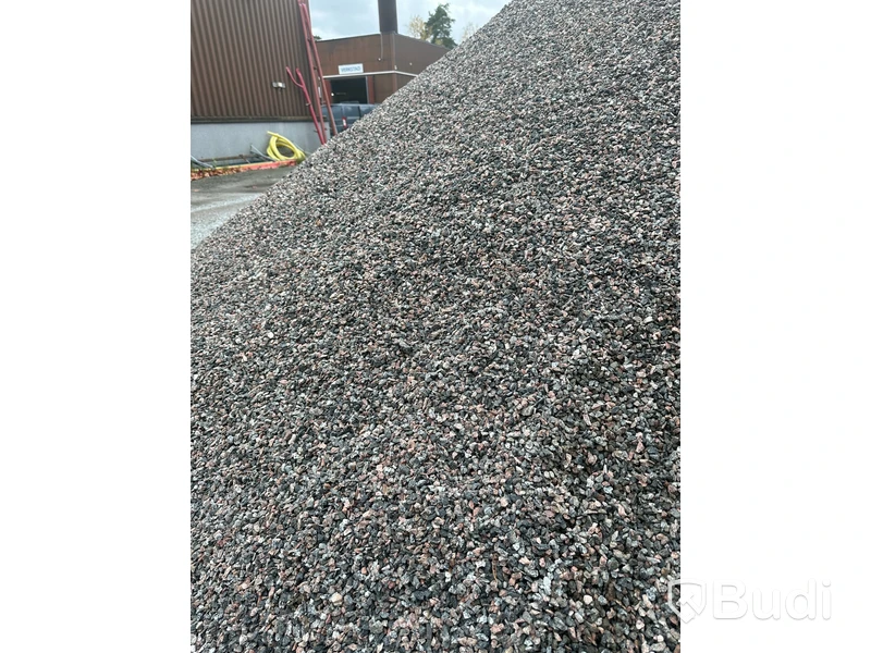 Hög med makadam/grus