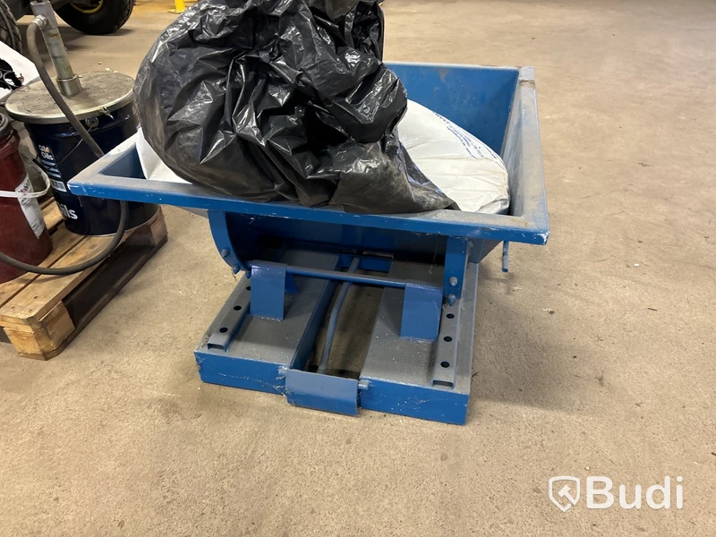 Tippcontainer med absorberingsmedel.