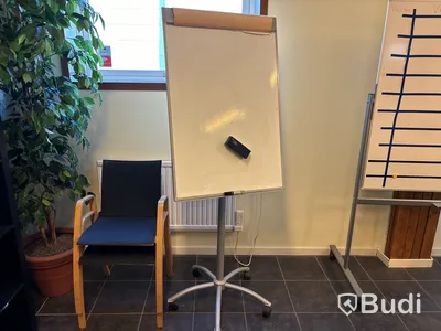 Möbler, köksutrustning, whiteboard m.m.