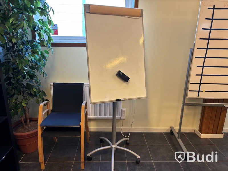 Möbler, köksutrustning, whiteboard m.m.