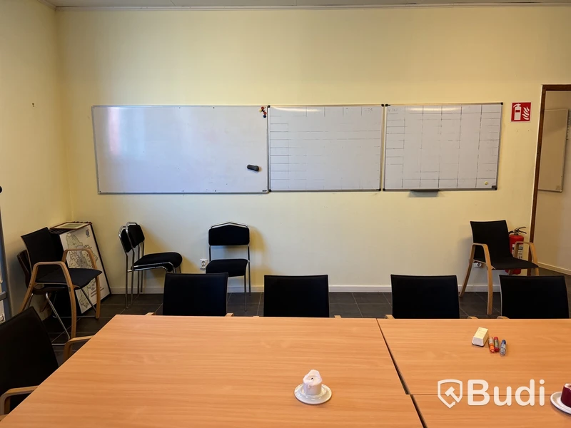 Möbler, köksutrustning, whiteboard m.m.
