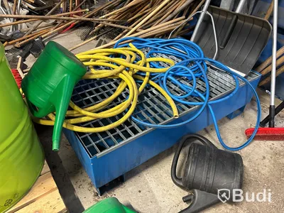 Stort parti trädgårdsobjekt, bränsle m.m.
