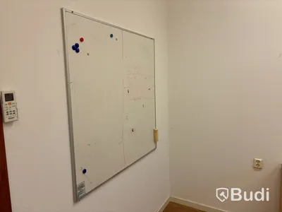 Kontorsmöbler, datorskärm m.m.