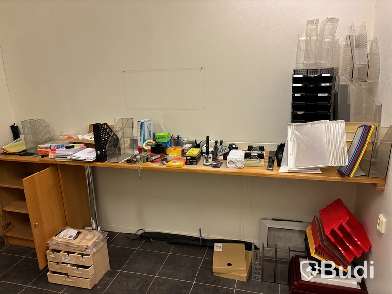 Förbrukningsmaterial & hyllor m.m.