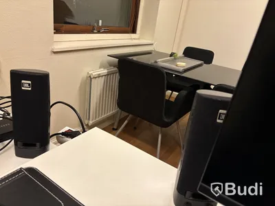 Kontorsmöbler, datorskärmar, skrivare m.m.