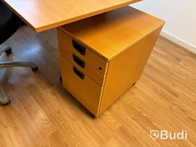 Kontorsmöbler, datorskärm m.m.