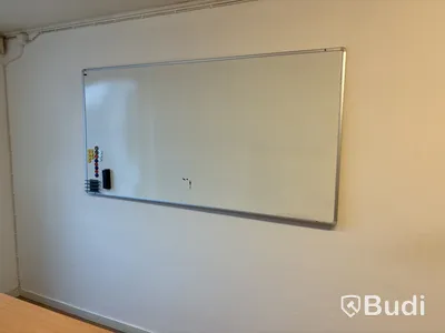 Kontorsmöbler, datorskärm m.m.