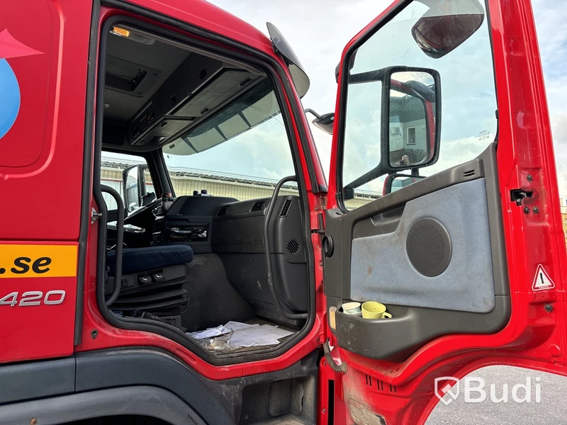 Lastväxlare VOLVO FM 420 6x2 med maskinflak, -2010 | Hiab 20T | VBG