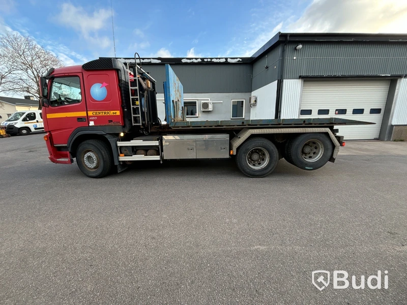 Lastväxlare VOLVO FM 420 6x2 med maskinflak, -2010 | Hiab 20T | VBG