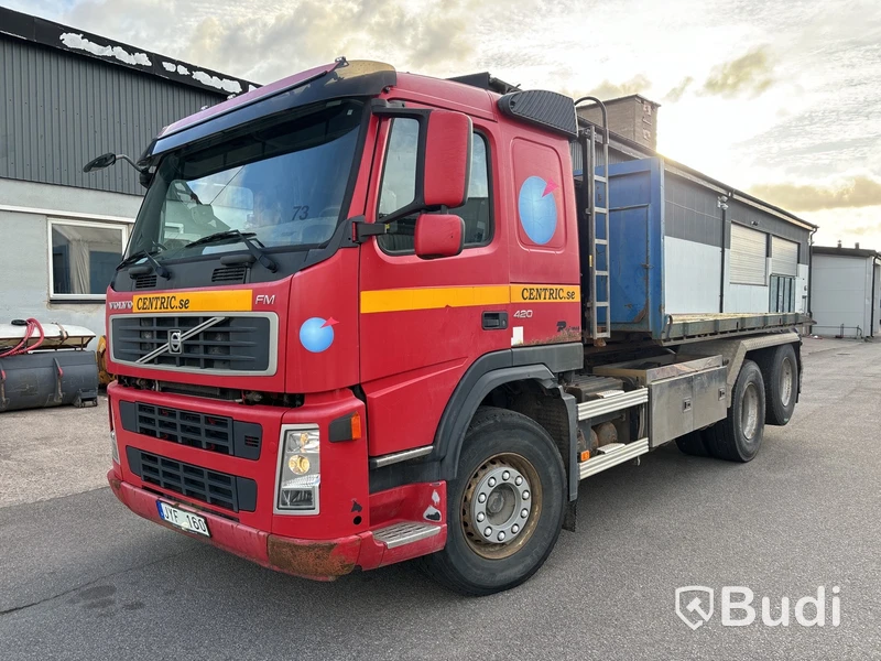 Lastväxlare VOLVO FM 420 6x2 med maskinflak, -2010 | Hiab 20T | VBG