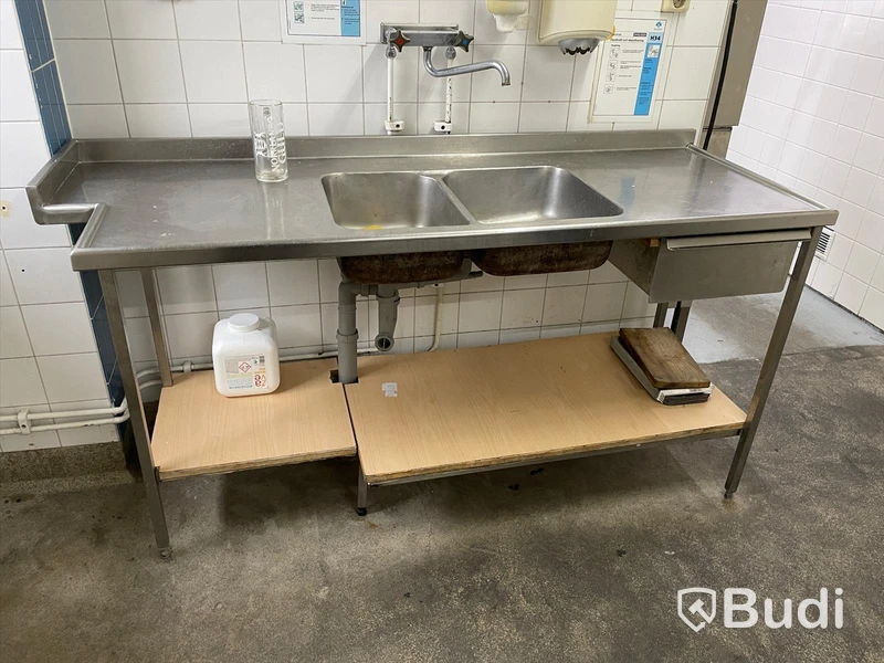 Arbetsbänk med dubbla ho. Ca 172cm, d:61cm, H:92cm.