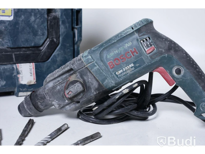 Borrhammare BOSCH GBH 2-23 RE, med förvaringslåda, extra borrhuvud och några bits.
