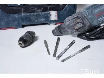 Borrhammare BOSCH GBH 2-23 RE, med förvaringslåda, extra borrhuvud och några bits.