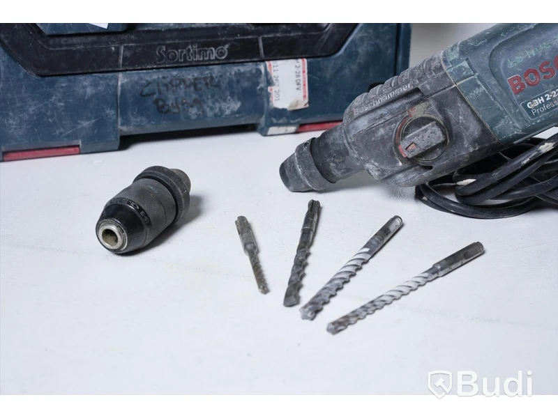 Borrhammare BOSCH GBH 2-23 RE, med förvaringslåda, extra borrhuvud och några bits.