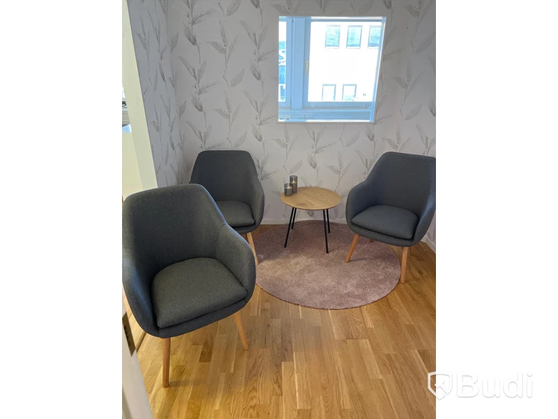 3 st fåtöljer samt litet bord