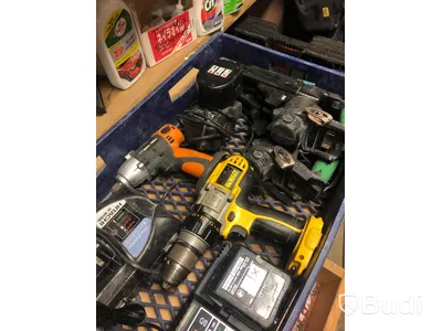 Diverse elverktyg, batterier och laddare