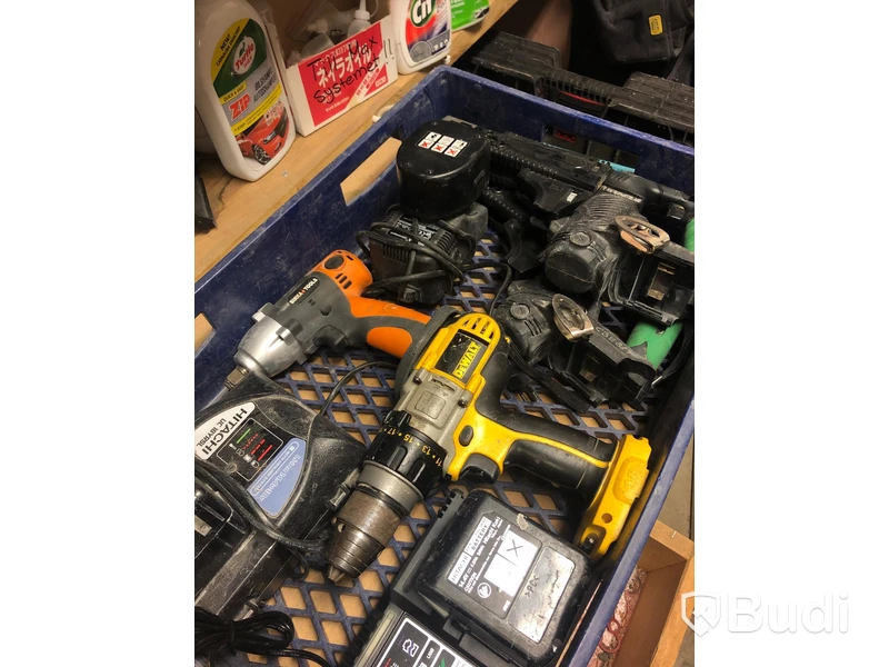 Diverse elverktyg, batterier och laddare