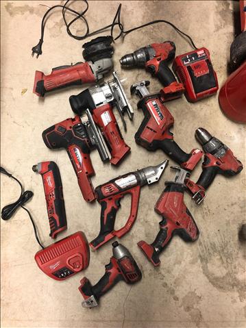 Milwaukee elverktyg set (10st verktyg, 2 st laddare av olika märken).