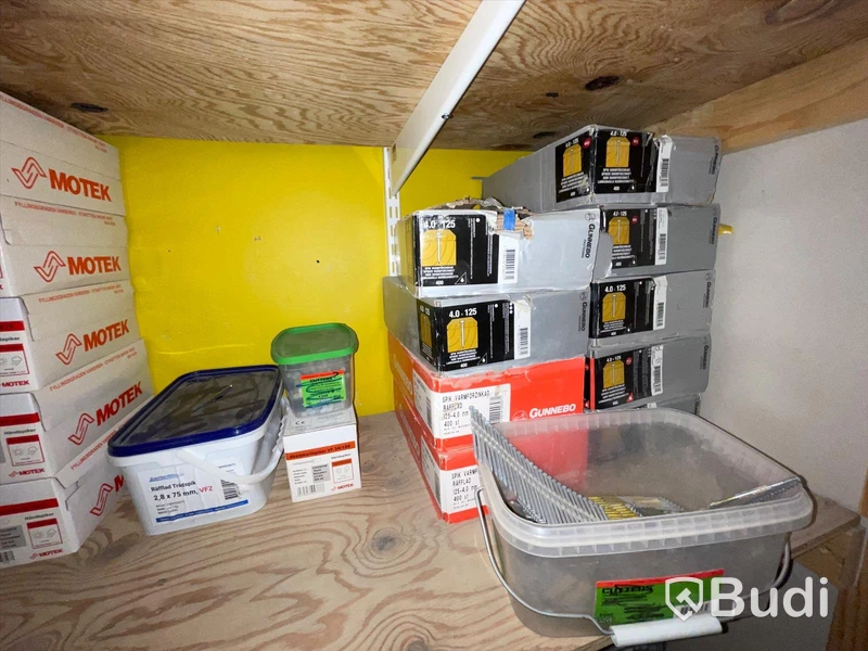 Parti med fästmaterial