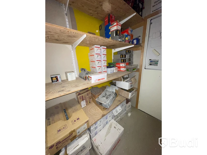 Parti med fästmaterial