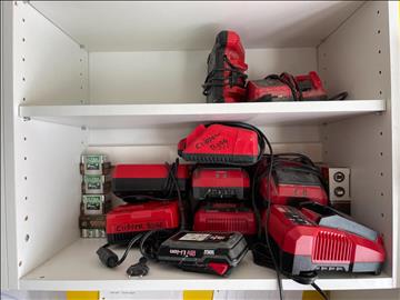 Ca 9 st Batteriladdare samt 1 batteri Milauwakee