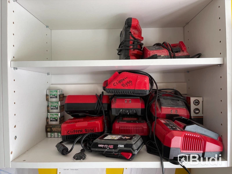 Ca 9 st Batteriladdare samt 1 batteri Milauwakee