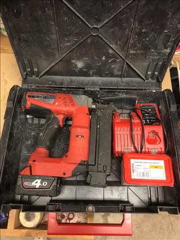 Milwaukee M18 CN18GS-0 Dyckertpistol med batteri och laddare