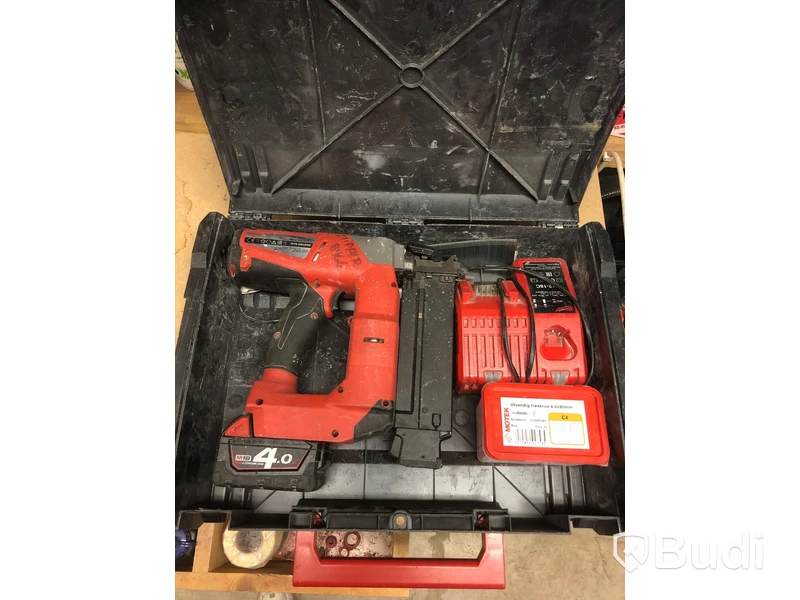 Milwaukee M18 CN18GS-0 Dyckertpistol med batteri och laddare