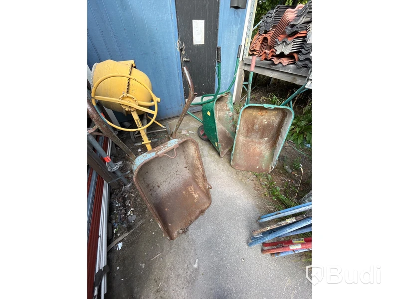 Betongblandare och 3st skottkärror