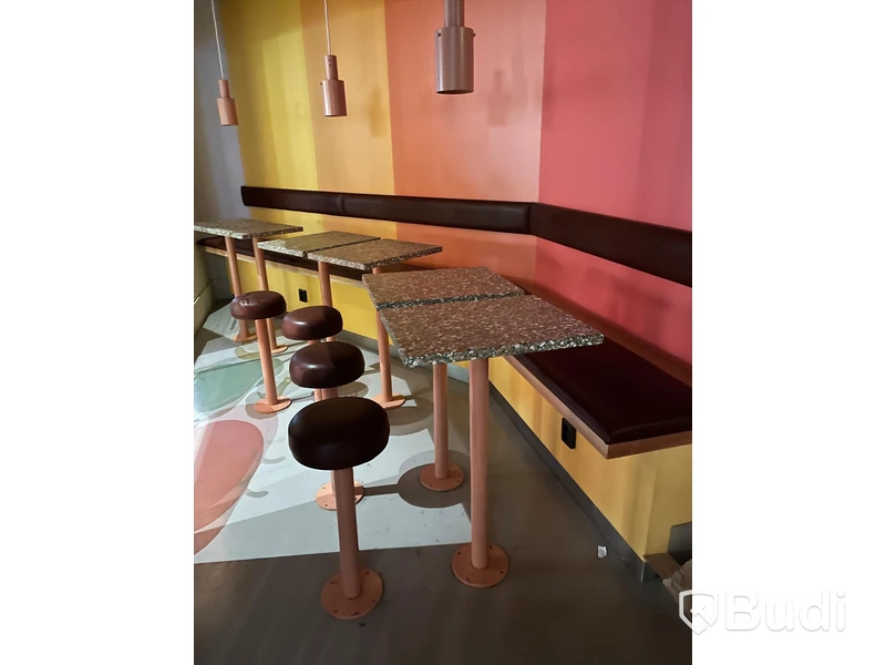 5st golvmonterade cafebord med tillhörande pallar samt platsbyggda sittsoffor