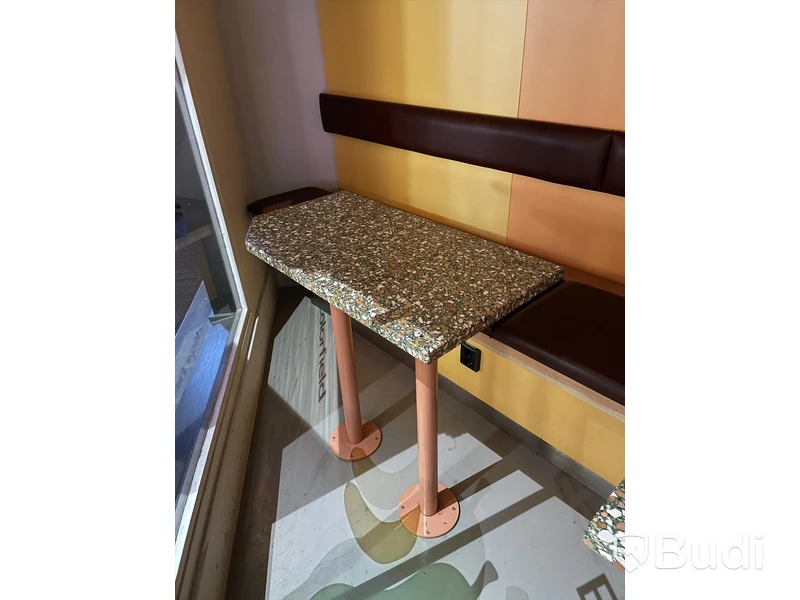 5st golvmonterade cafebord med tillhörande pallar samt platsbyggda sittsoffor