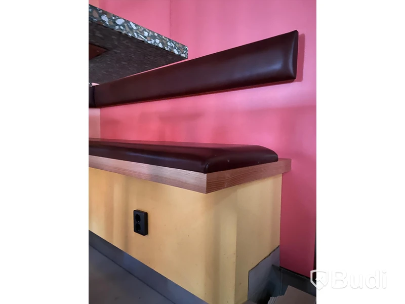5st golvmonterade cafebord med tillhörande pallar samt platsbyggda sittsoffor