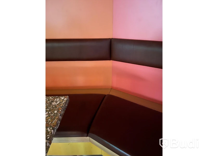 5st golvmonterade cafebord med tillhörande pallar samt platsbyggda sittsoffor