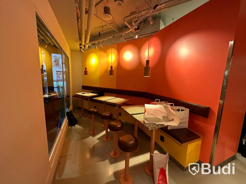 5st golvmonterade cafebord med tillhörande pallar samt platsbyggda sittsoffor