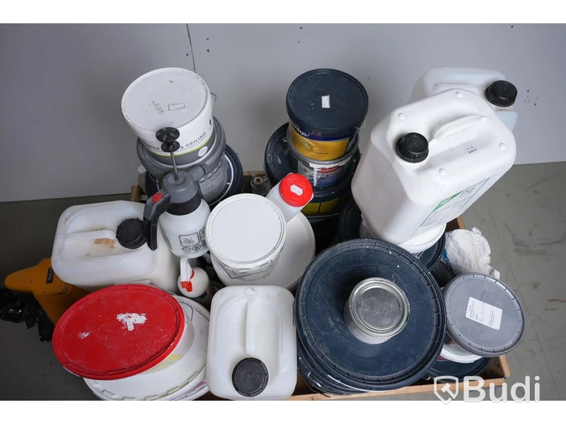 Div. material för målning, spackling, tätning etc. Öppnade förpackningar, i genomsnitt 60 % innehåll.