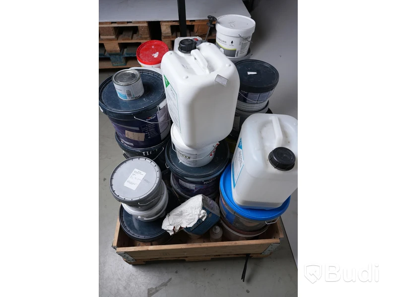 Div. material för målning, spackling, tätning etc. Öppnade förpackningar, i genomsnitt 60 % innehåll.
