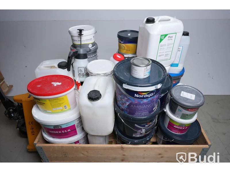 Div. material för målning, spackling, tätning etc. Öppnade förpackningar, i genomsnitt 60 % innehåll.