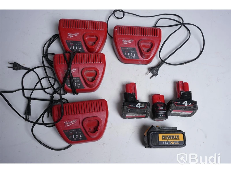 Batterier och laddare - Milwaukee och Dewalt.