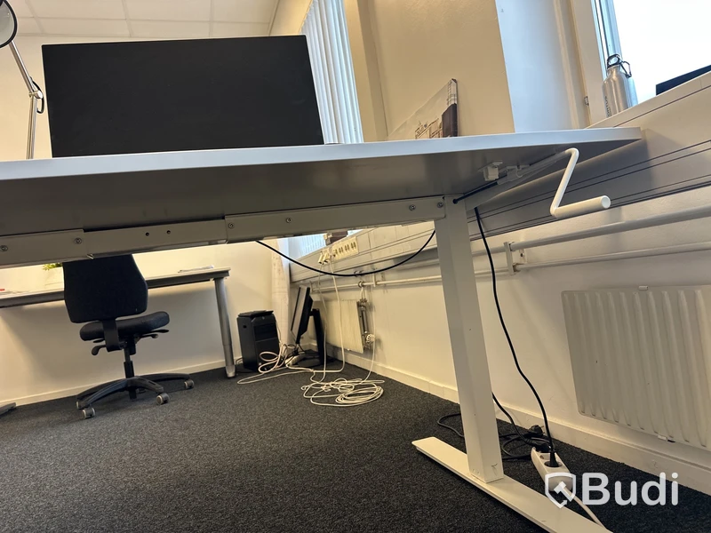 2 Arbetsplatser varav en fast och en manuellt höjbar med vev 2 kontorsstol Asus 24 tum skärm, besöksstol lampa, golvlampa
