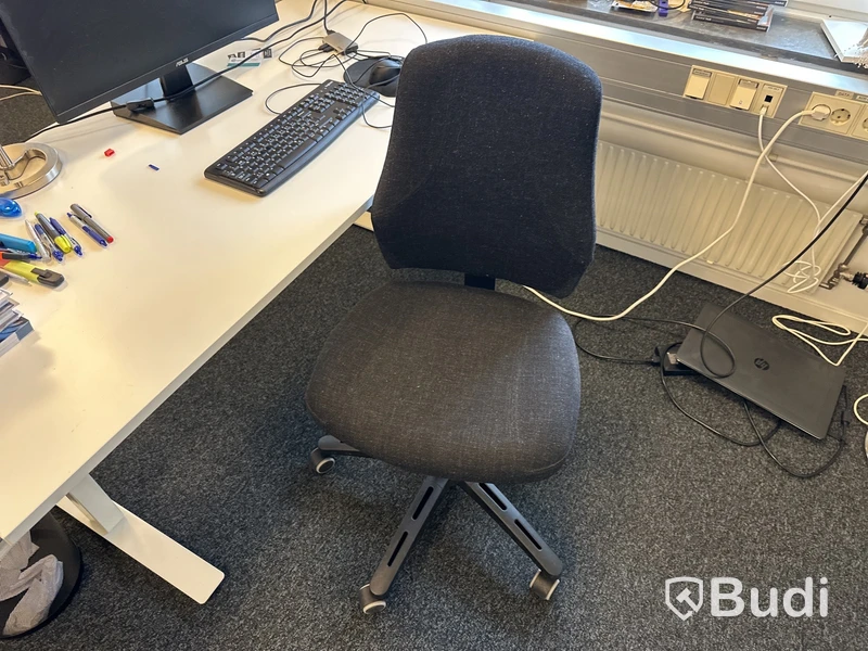 2 Arbetsplatser varav en fast och en manuellt höjbar med vev 2 kontorsstol Asus 24 tum skärm, besöksstol lampa, golvlampa