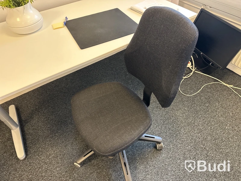 2 Arbetsplatser varav en fast och en manuellt höjbar med vev 2 kontorsstol Asus 24 tum skärm, besöksstol lampa, golvlampa